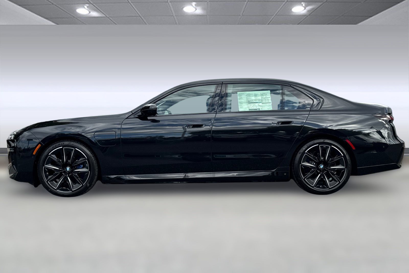 New 2026 BMW 750e xDrive w/ Executive Package image 2