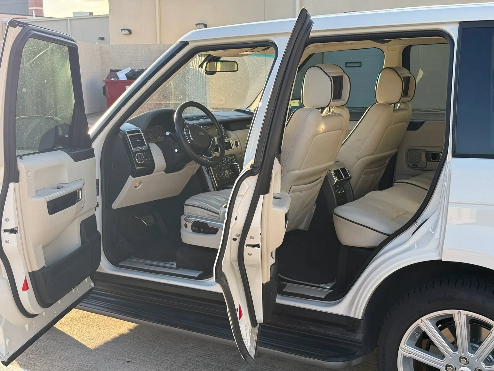 Used 2010 Land Rover Range Rover Supercharged AWD/4WD image 9