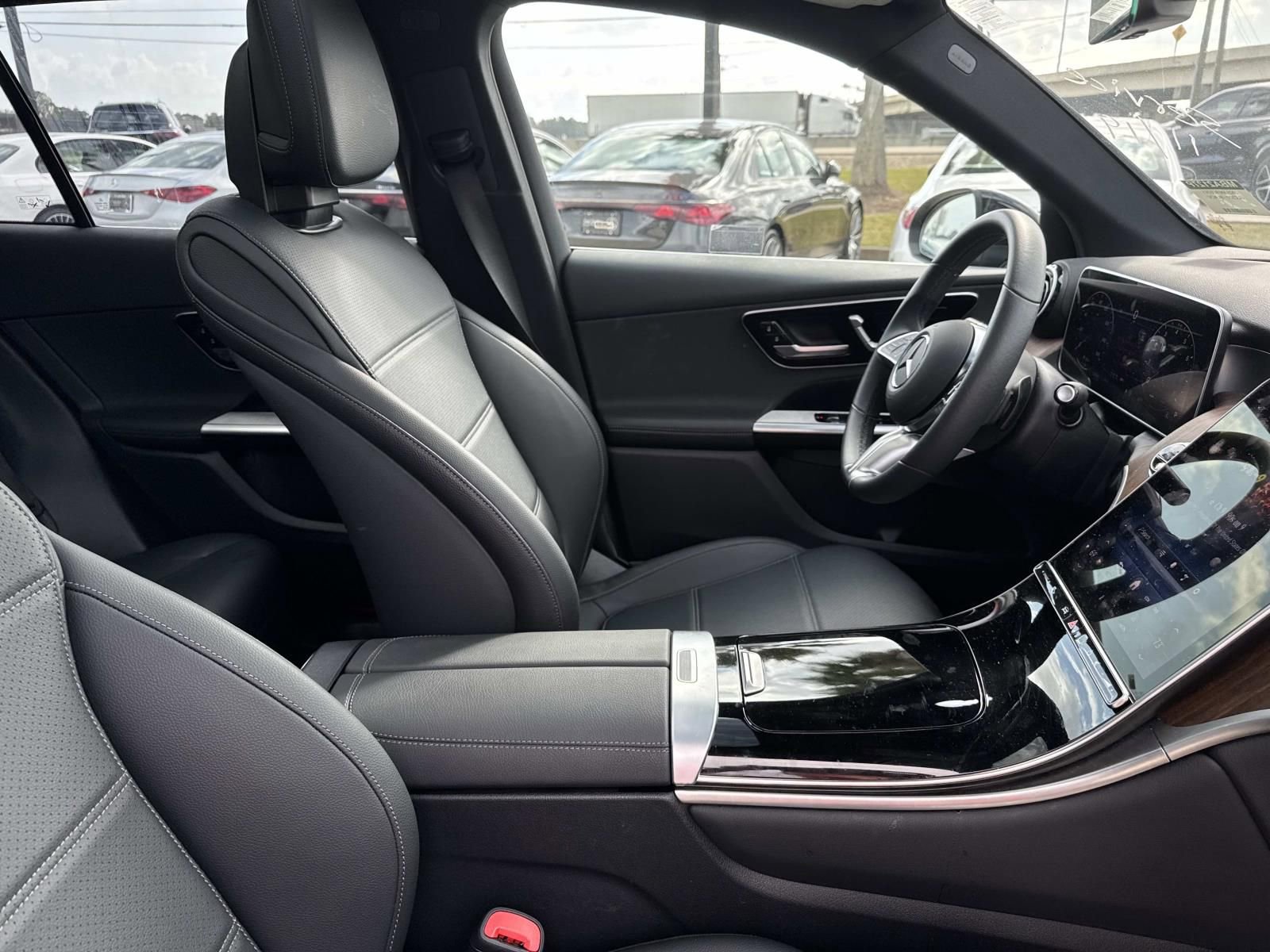 Used 2025 Mercedes-Benz GLC 300 image 12