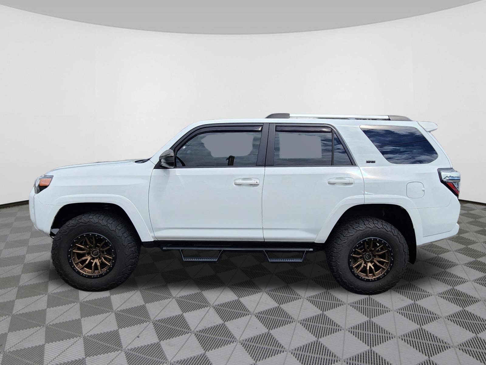 Used 2022 Toyota 4Runner SR5 AWD/4WD image 5