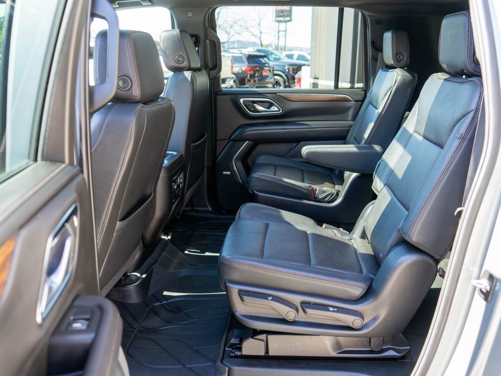 Used 2024 Chevrolet Suburban High Country image 14