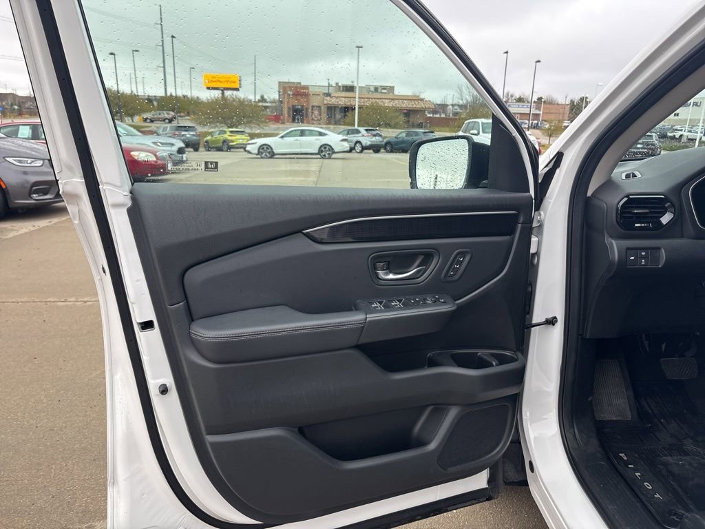 Certified 2025 Honda Pilot Elite image 9