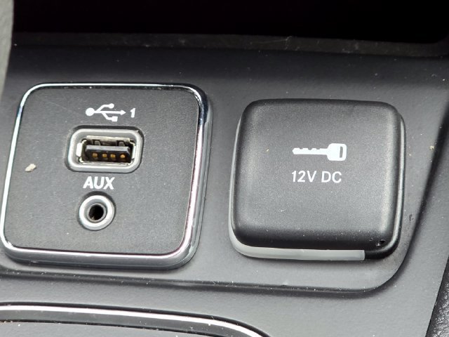 Used 2020 Jeep Cherokee Latitude w/ Cold Weather Group FWD image 12