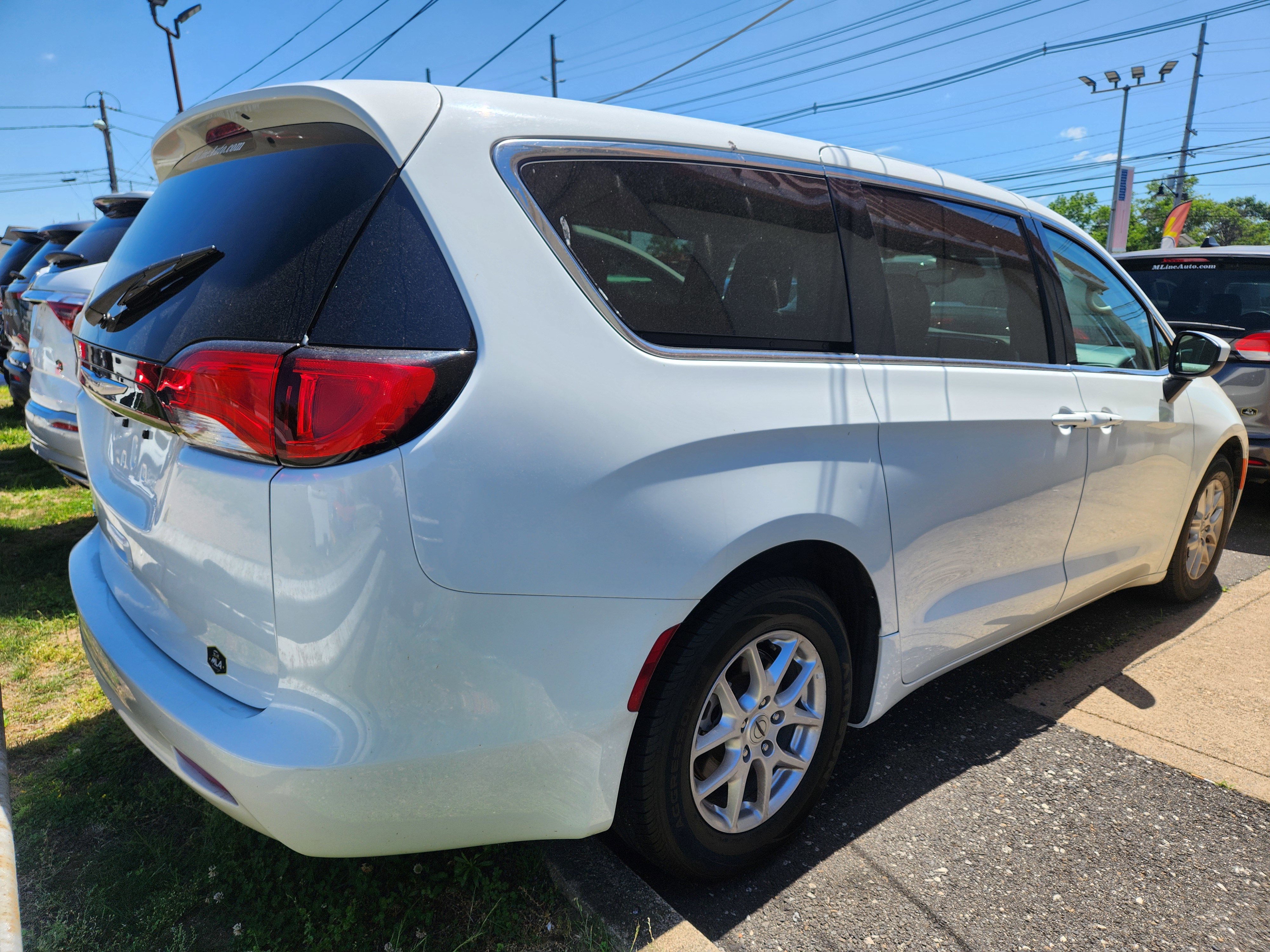 Used 2023 Chrysler Voyager LX FWD image 3