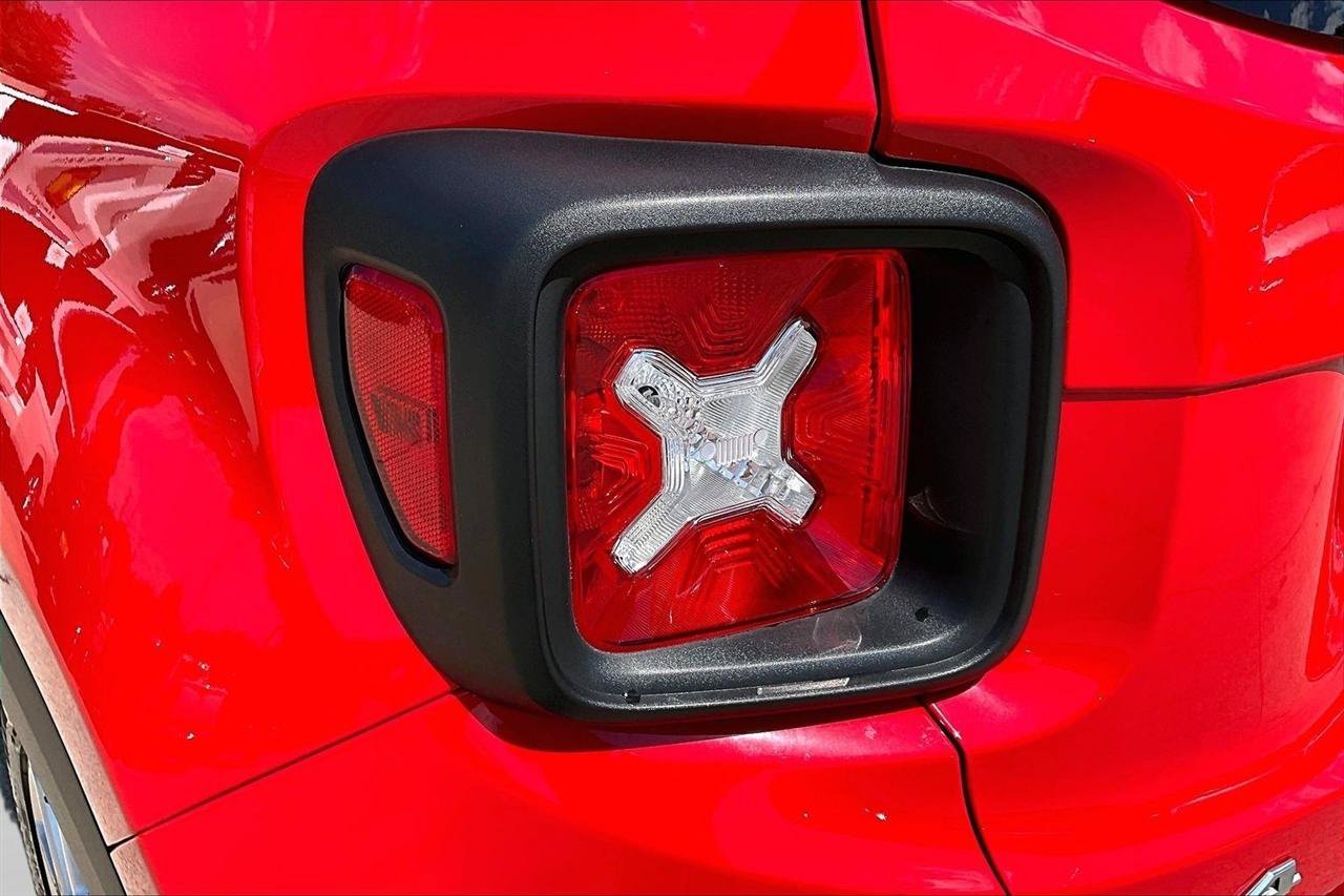 Used 2023 Jeep Renegade Latitude AWD/4WD image 24