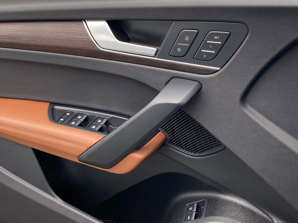 Used 2024 Audi Q5 e Premium Plus w/ Premium Plus Package image 19