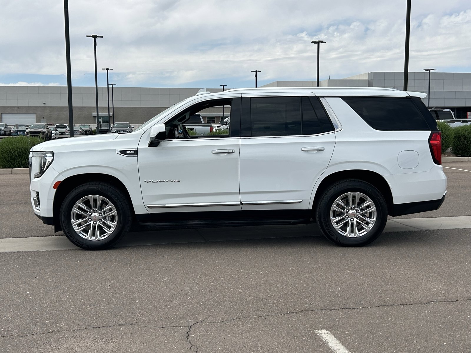 Used 2021 GMC Yukon XL SLT w/ SLT Luxury Package image 2