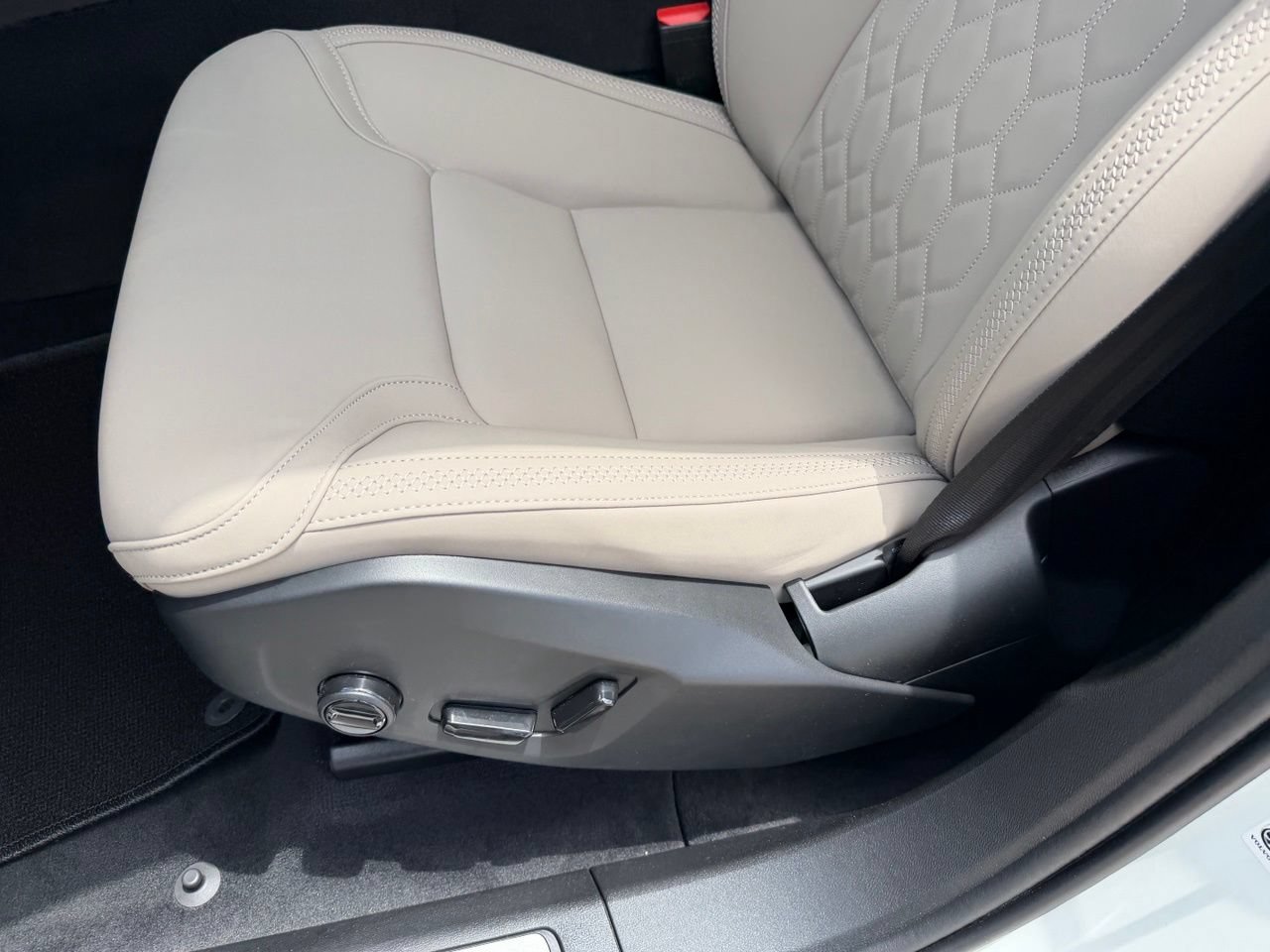 New 2026 Volvo XC60 T8 Core w/ Protection Package Premier AWD/4WD image 21