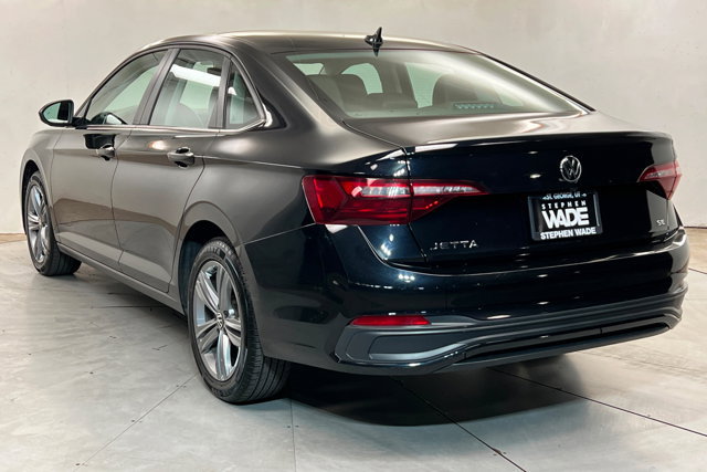 Used 2024 Volkswagen Jetta SE FWD image 3