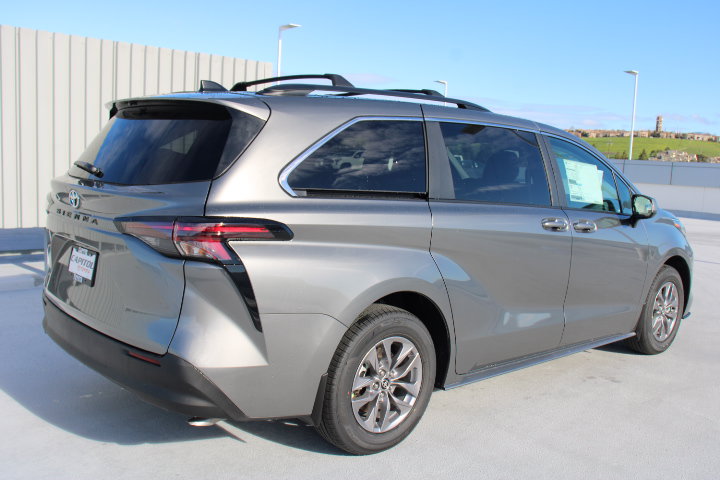 New 2026 Toyota Sienna LE FWD image 3