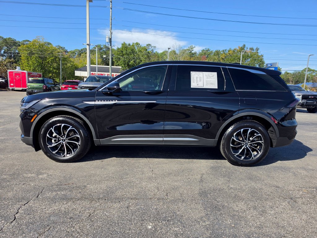Used 2025 Lincoln Nautilus Premier AWD/4WD image 2