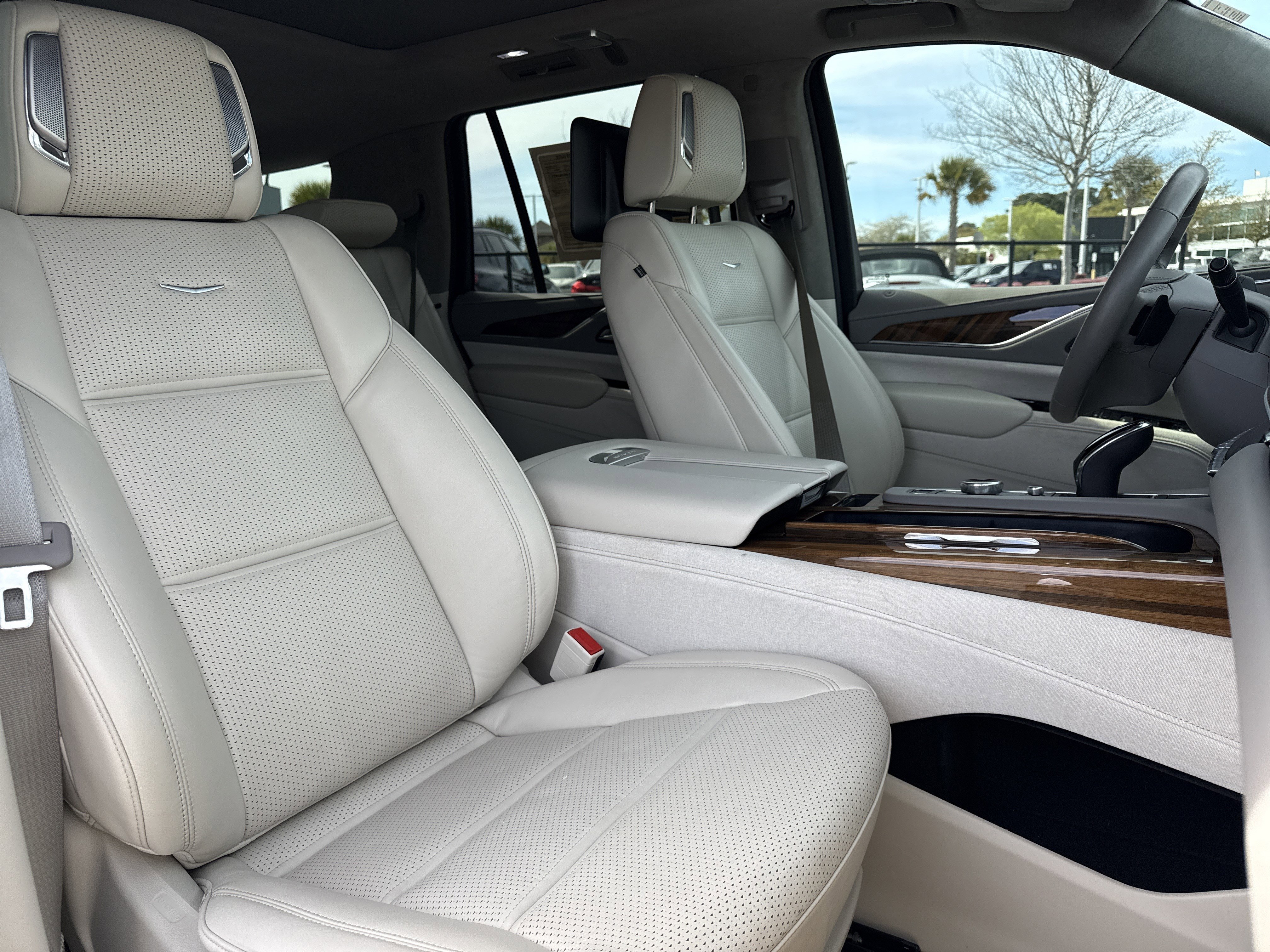 Used 2024 Cadillac Escalade Premium Luxury Platinum w/ Heavy-Duty Trailer Package image 35