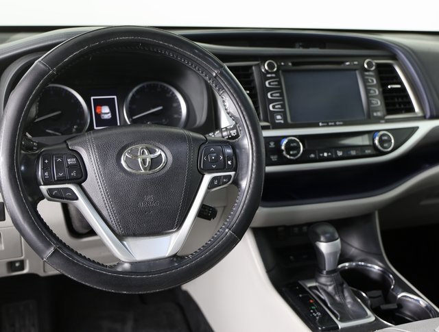 Used 2018 Toyota Highlander FWD V6 image 11