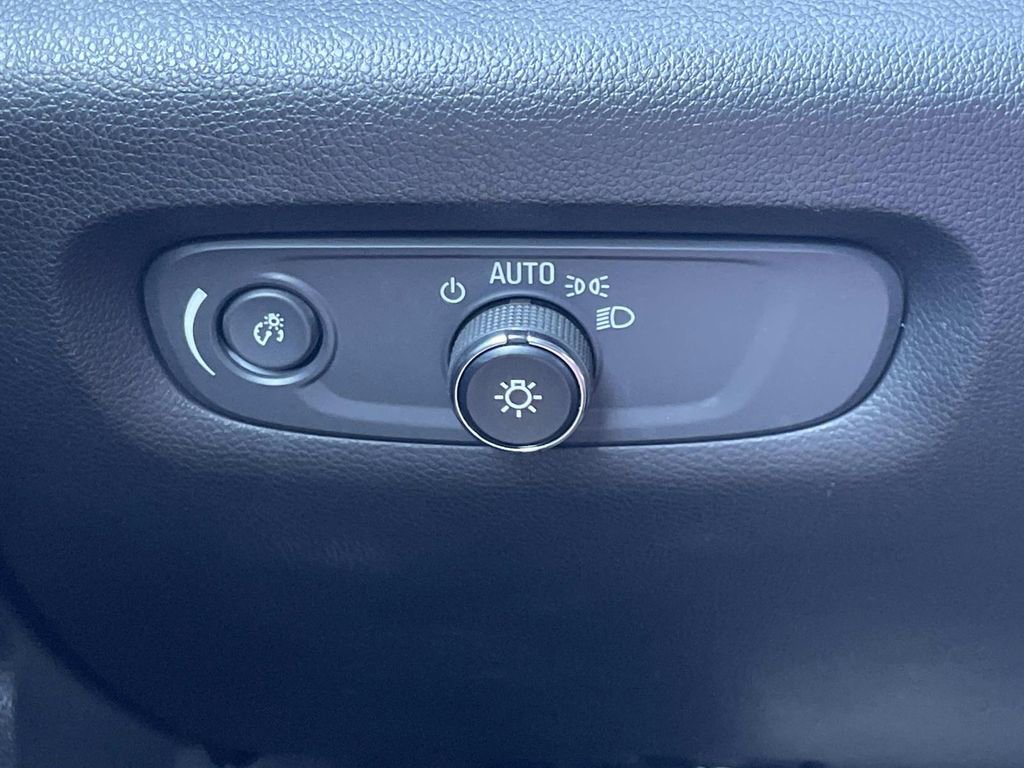 Used 2023 Chevrolet Traverse LT image 32