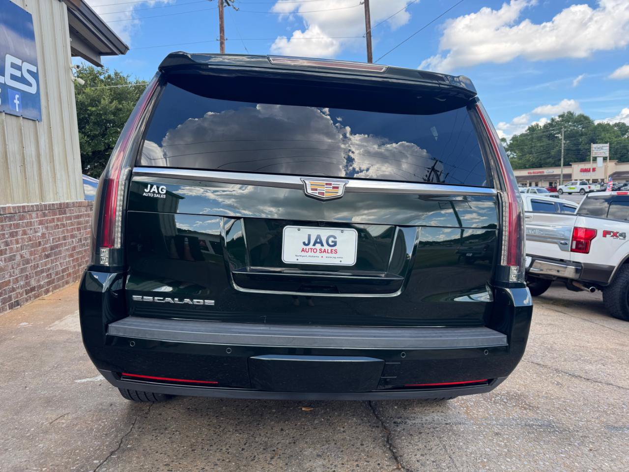 Used 2016 Cadillac Escalade Luxury AWD/4WD image 9