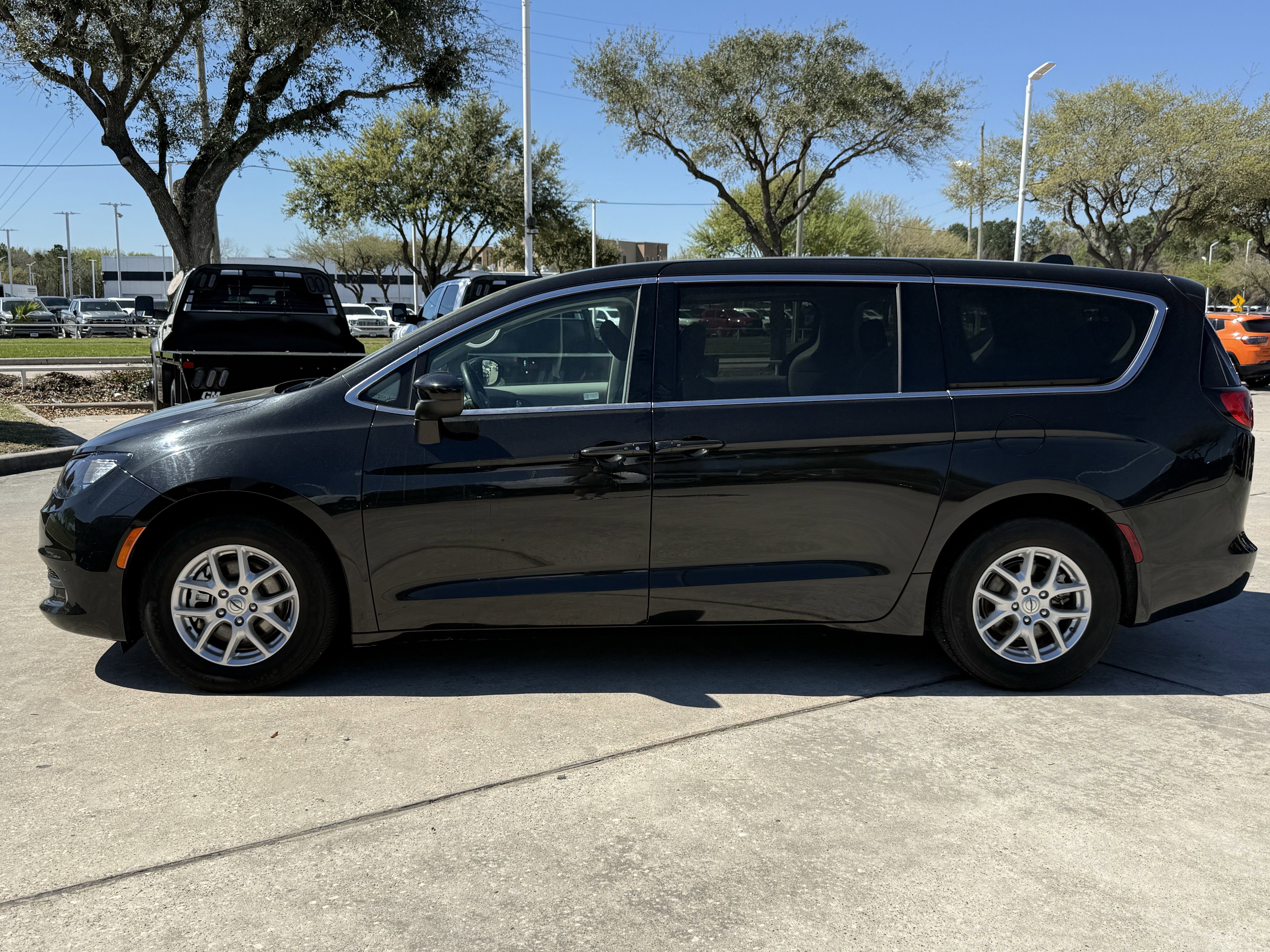 Used 2022 Chrysler Voyager LX image 8