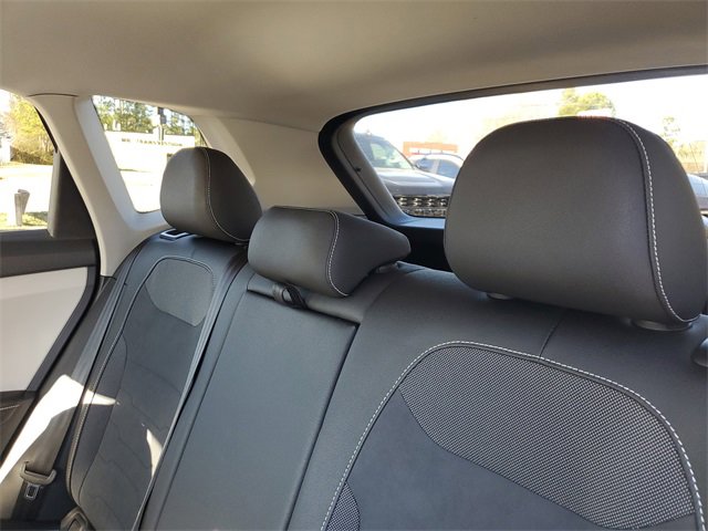 Used 2025 Volkswagen Taos SE image 9