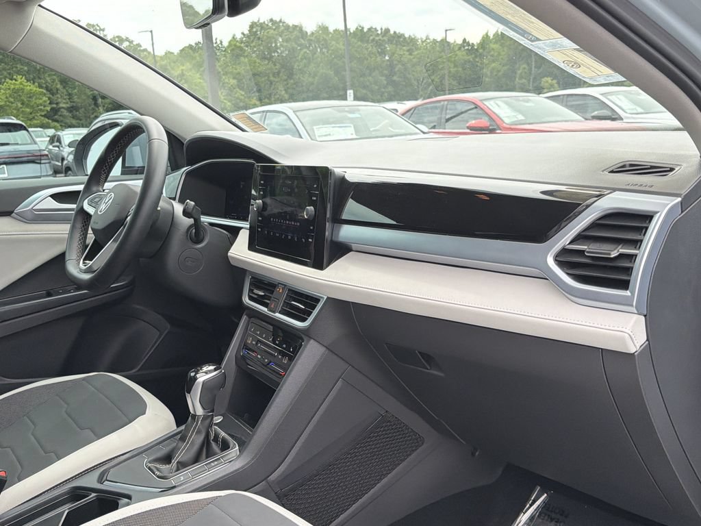 Used 2025 Volkswagen Taos SE FWD image 18