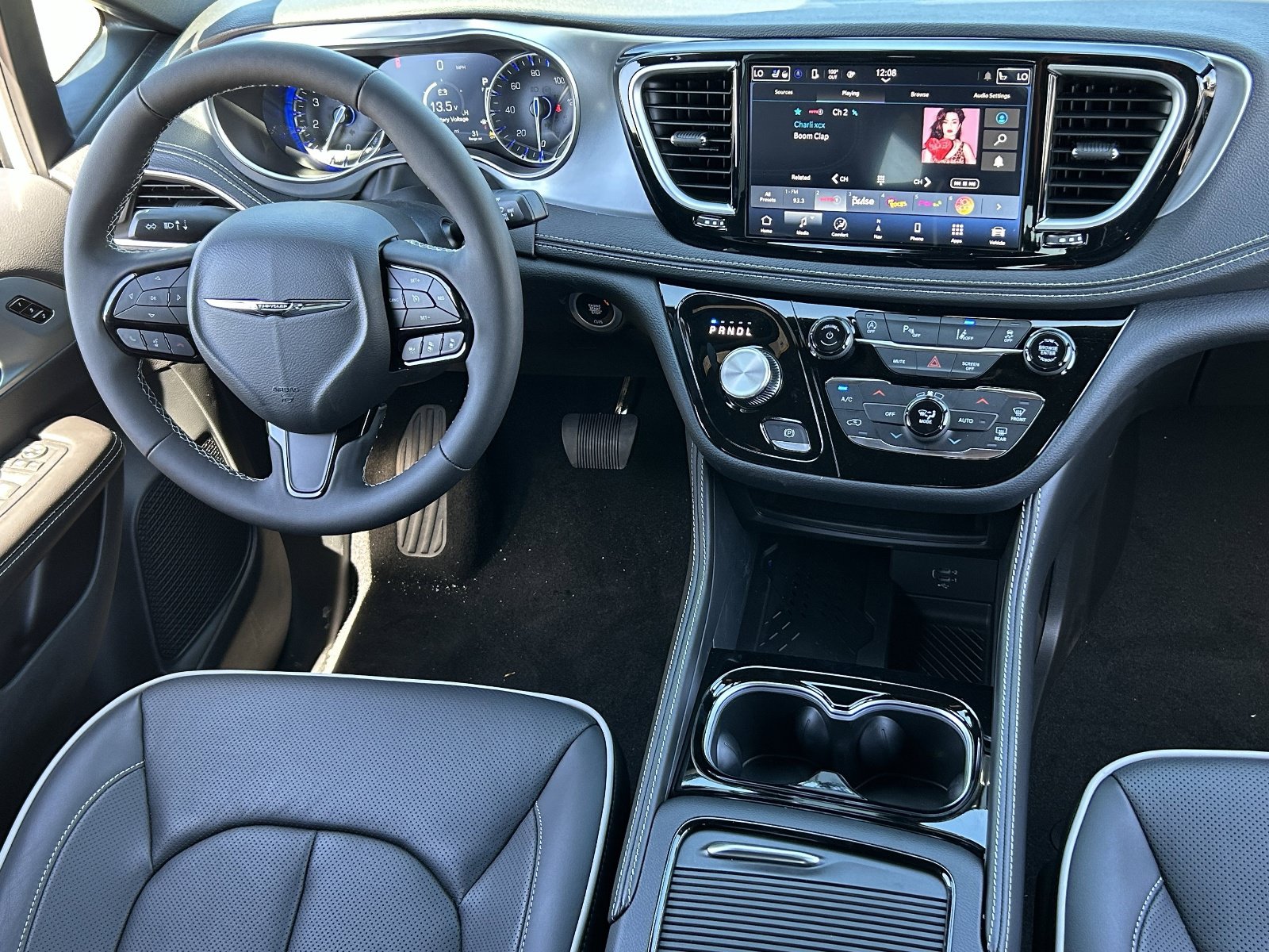 New 2026 Chrysler Pacifica Limited w/ S Appearance Package FWD image 13