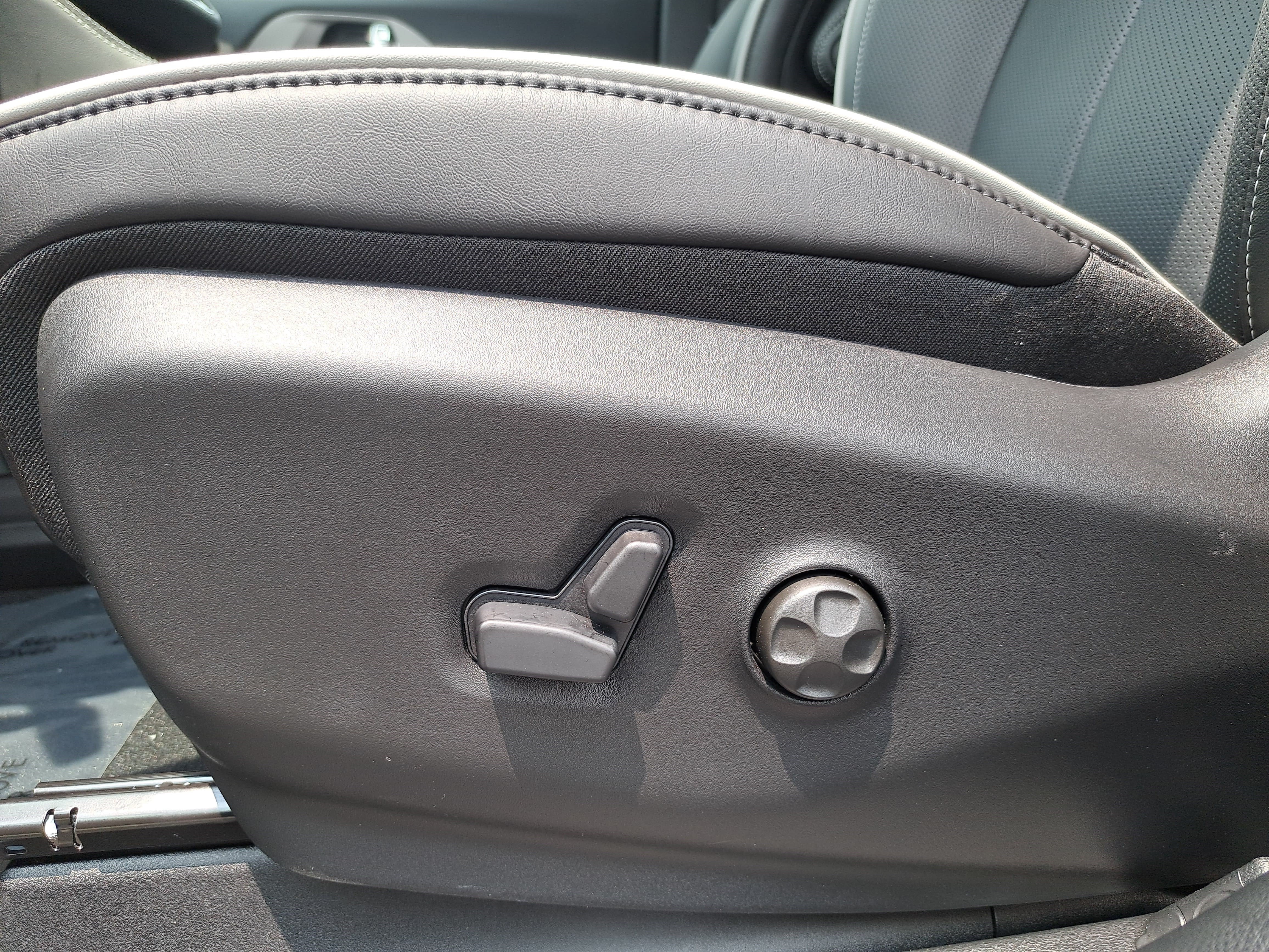 New 2027 Chrysler Pacifica Limited FWD image 30