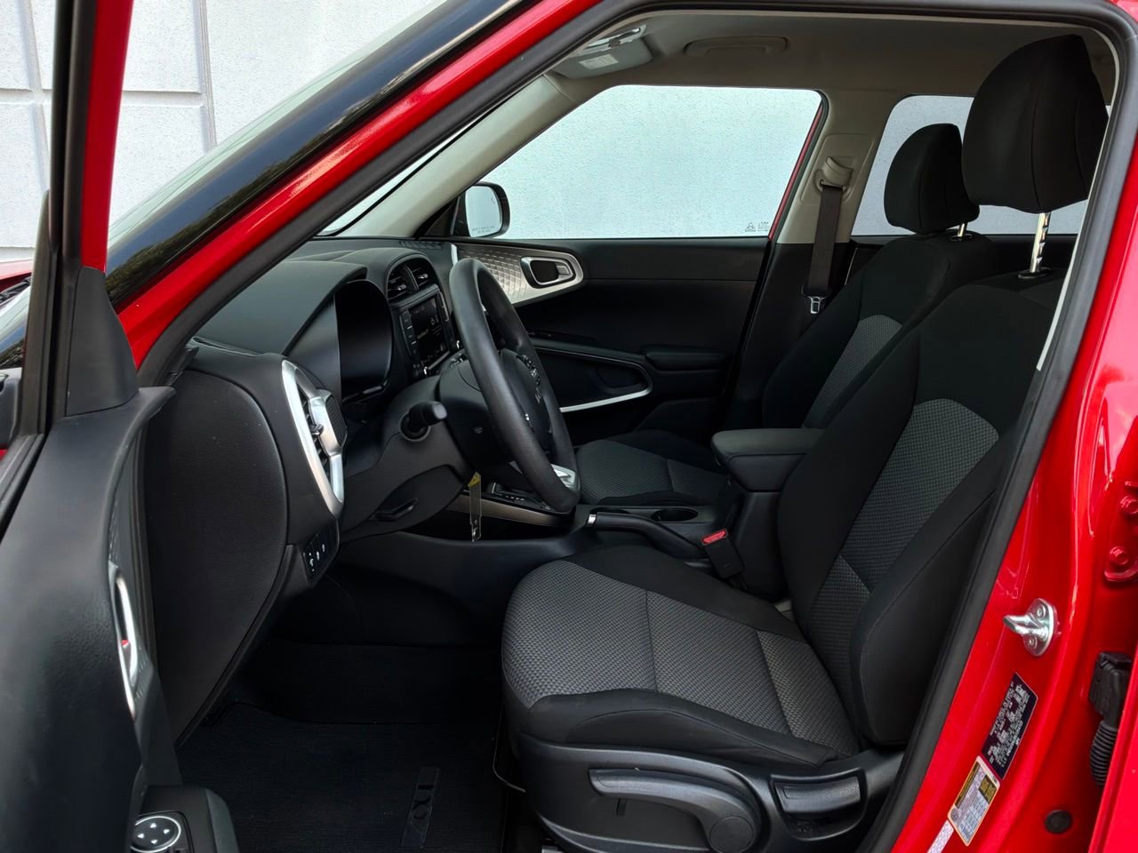 Used 2025 Kia Soul LX w/ LX Technology Package FWD image 10