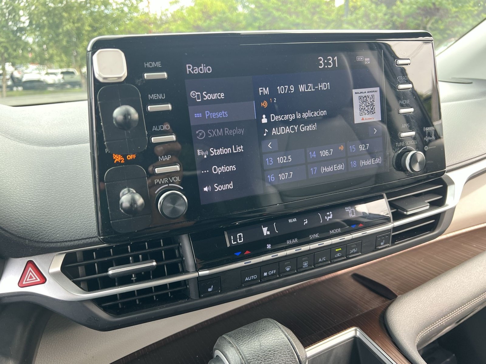 Used 2023 Toyota Sienna XLE FWD image 17