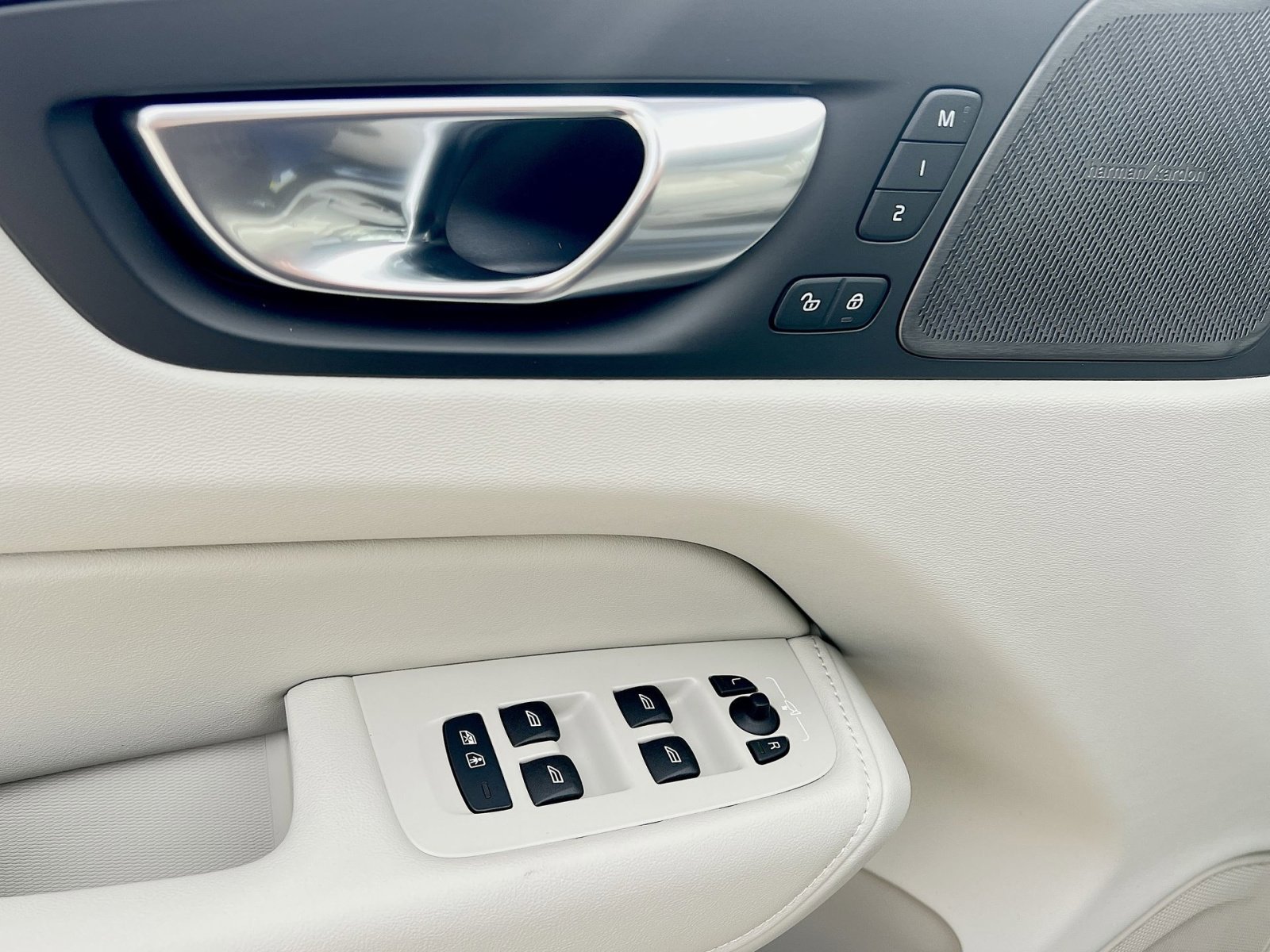 New 2026 Volvo XC60 B5 Ultra w/ Climate Package image 15