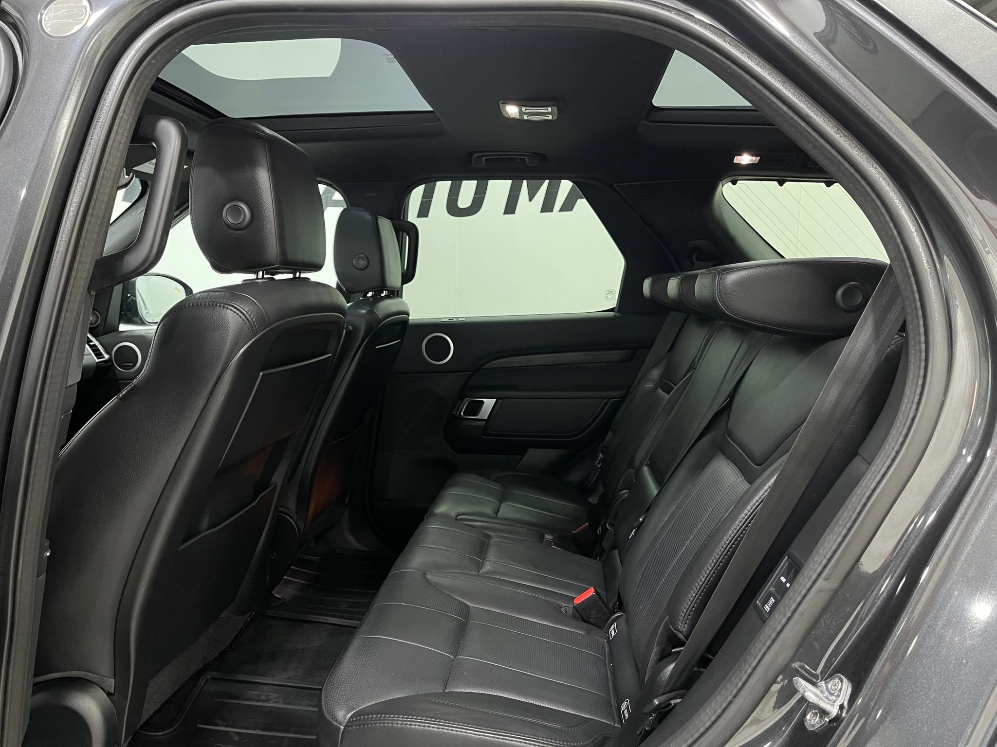 Used 2020 Land Rover Discovery HSE AWD/4WD image 30