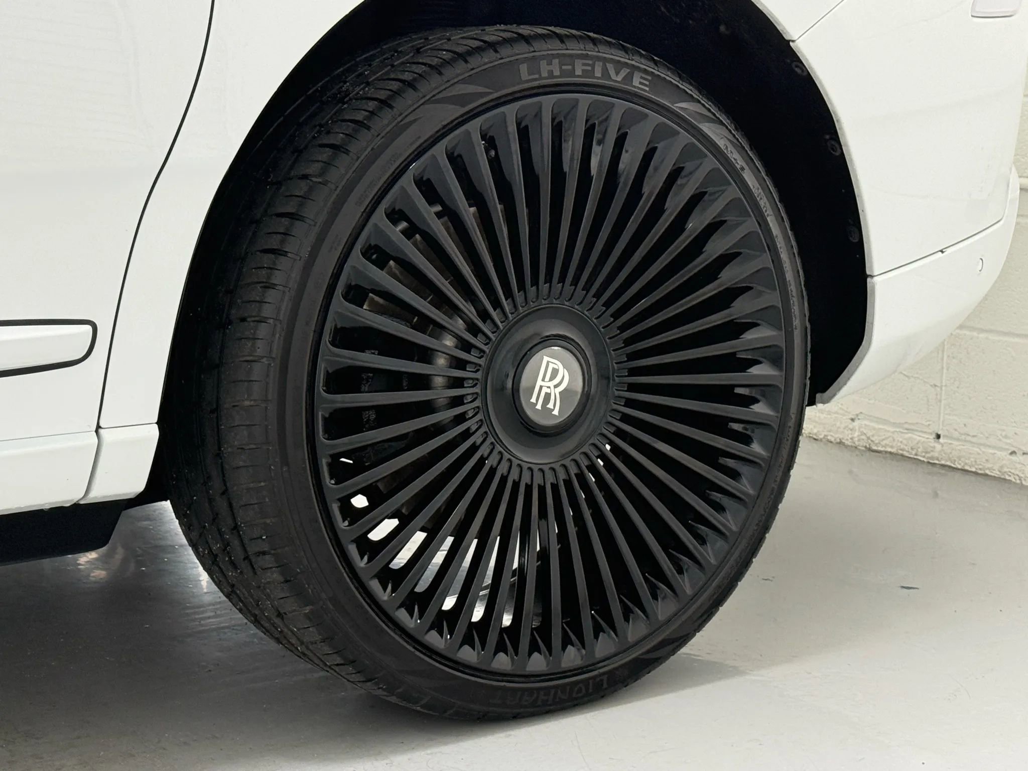 Used 2020 Rolls-Royce Cullinan image 13