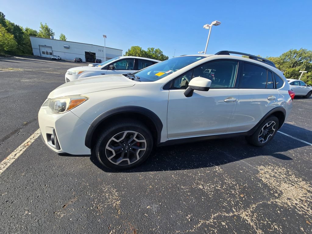 Used 2017 Subaru Crosstrek 2.0i Premium w/ Moonroof Package AWD/4WD image 4