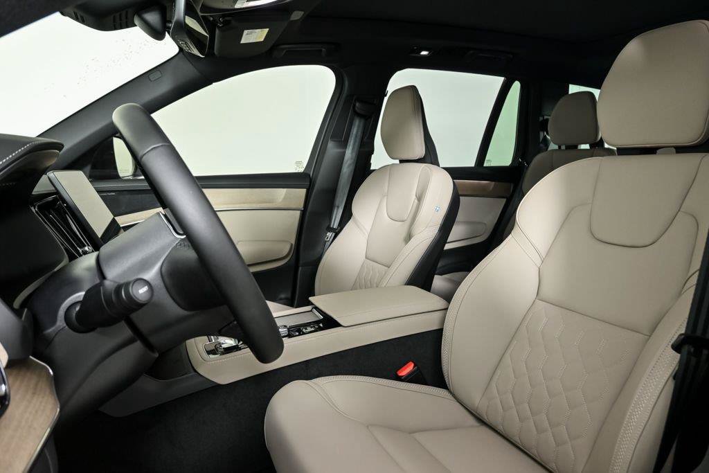 Used 2026 Volvo XC90 B6 Plus w/ Protection Package Premier AWD/4WD image 7