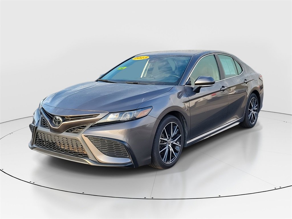 Used 2023 Toyota Camry SE image 2
