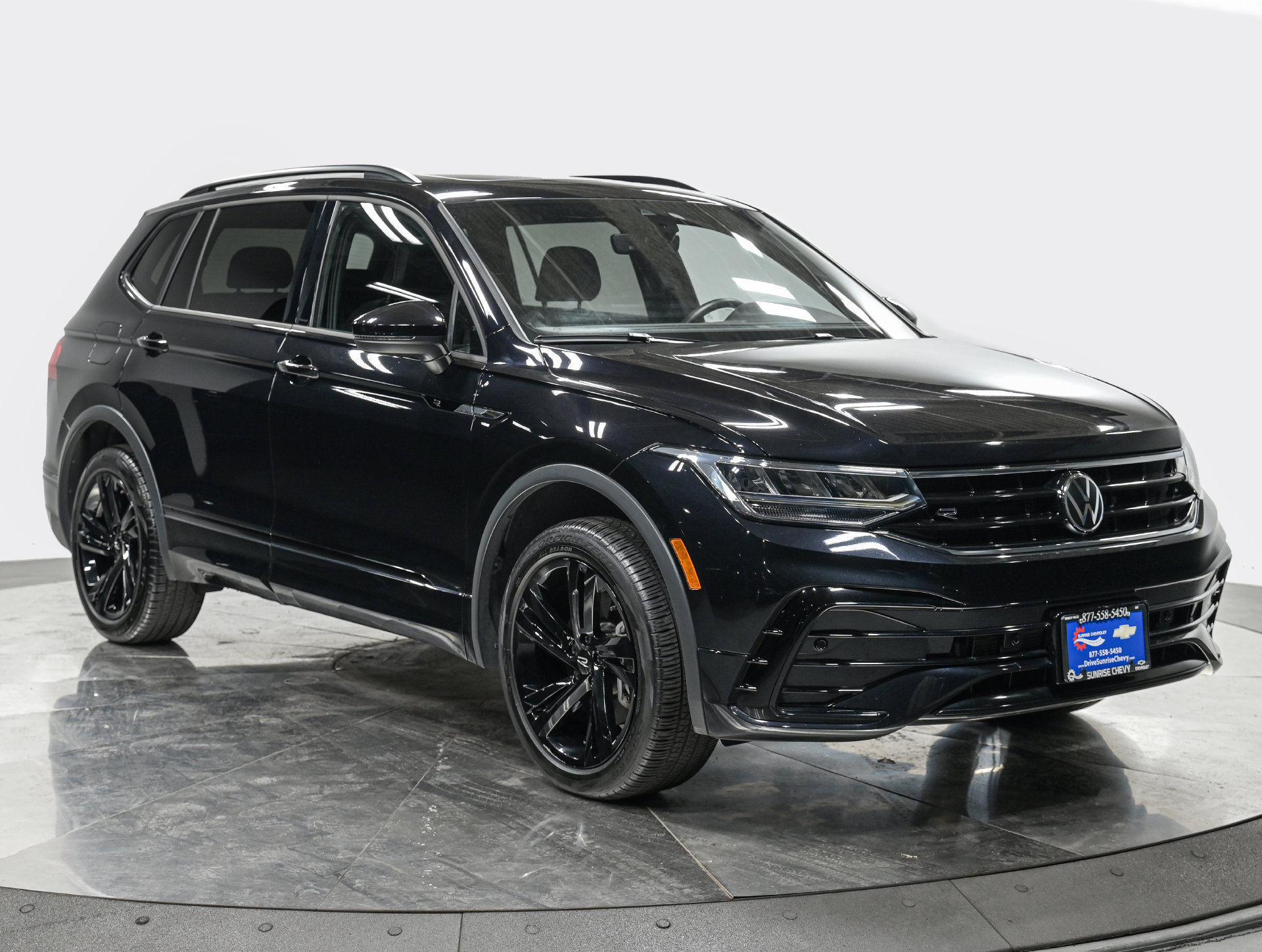 Used 2024 Volkswagen Tiguan SE R-Line AWD/4WD image 9