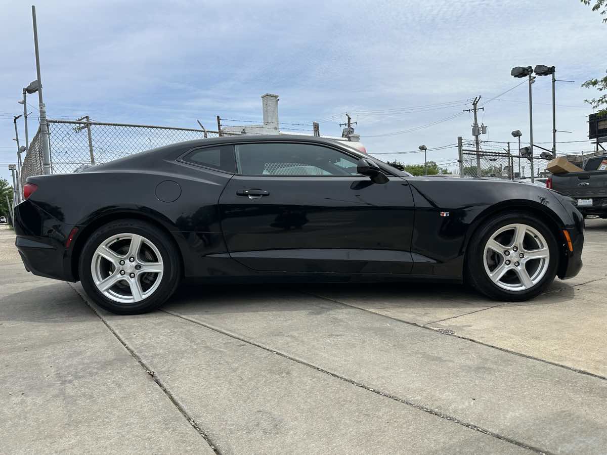 Used 2019 Chevrolet Camaro LT w/ Technology Package RWD image 4