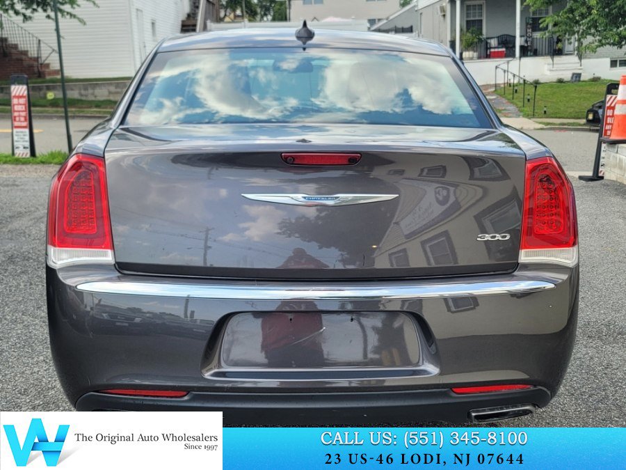 Used 2017 Chrysler 300 Limited RWD image 5