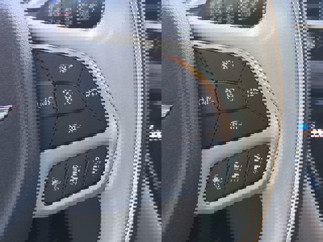 Used 2017 Chrysler Pacifica Limited image 24