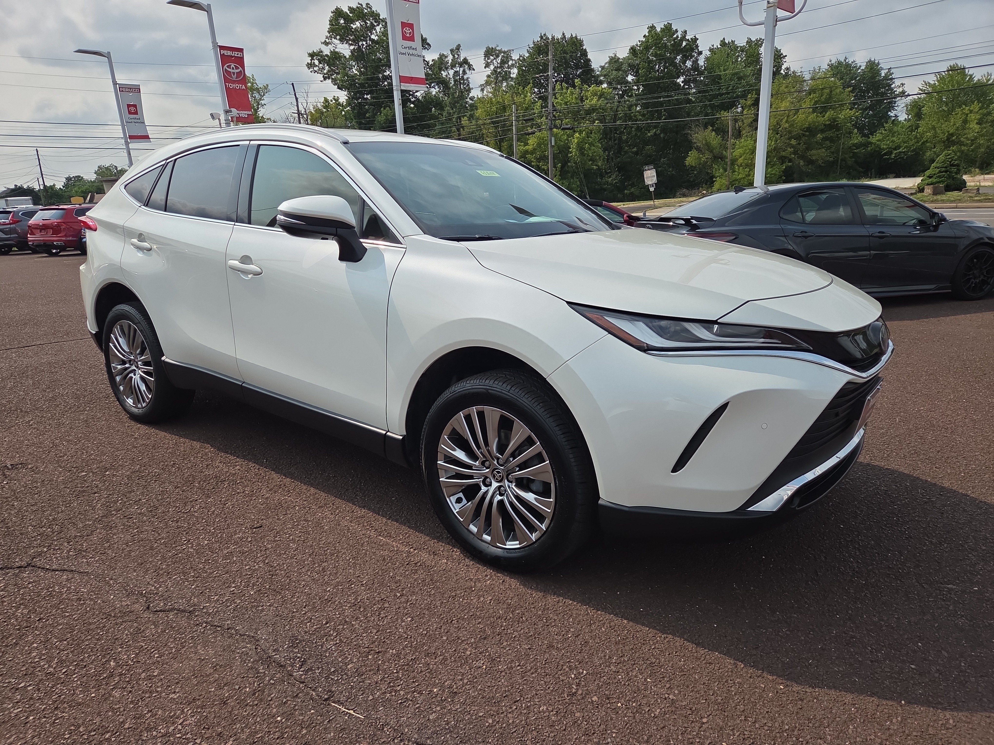 Certified 2022 Toyota Venza XLE AWD/4WD image 1