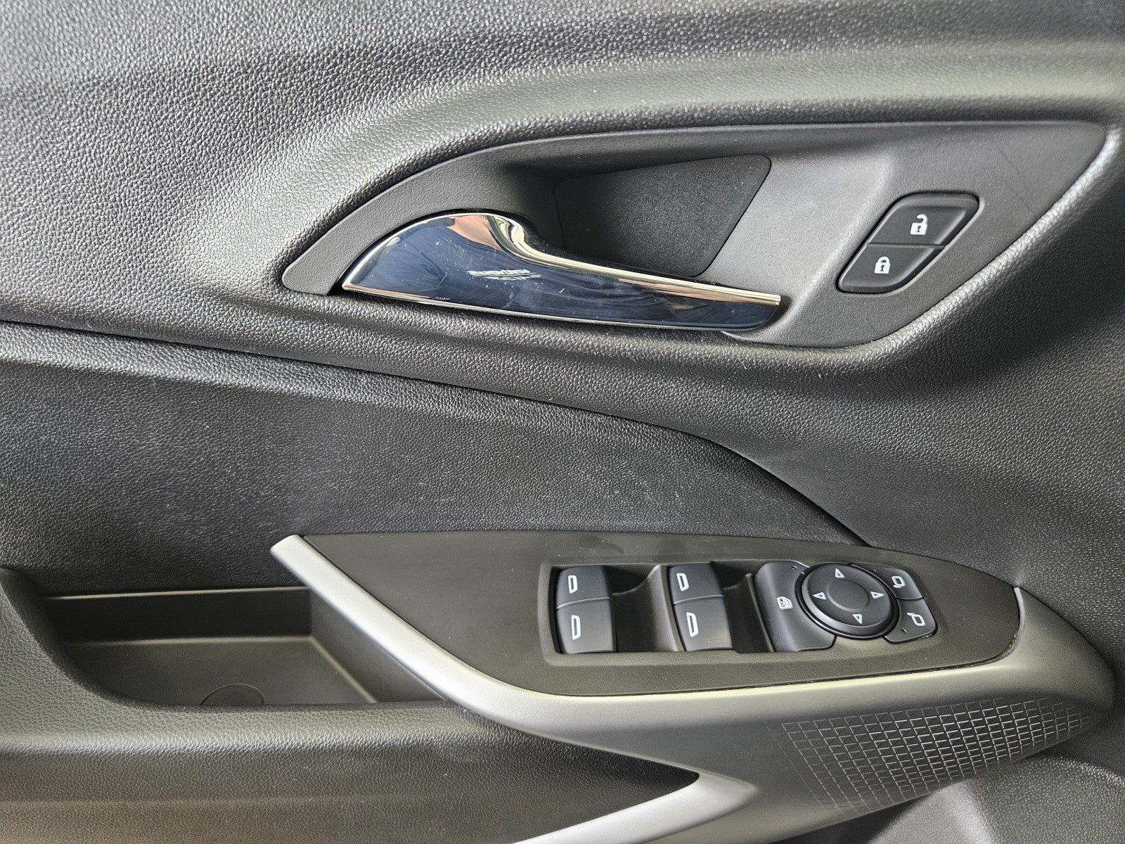 Used 2024 Chevrolet Trax LS FWD image 29