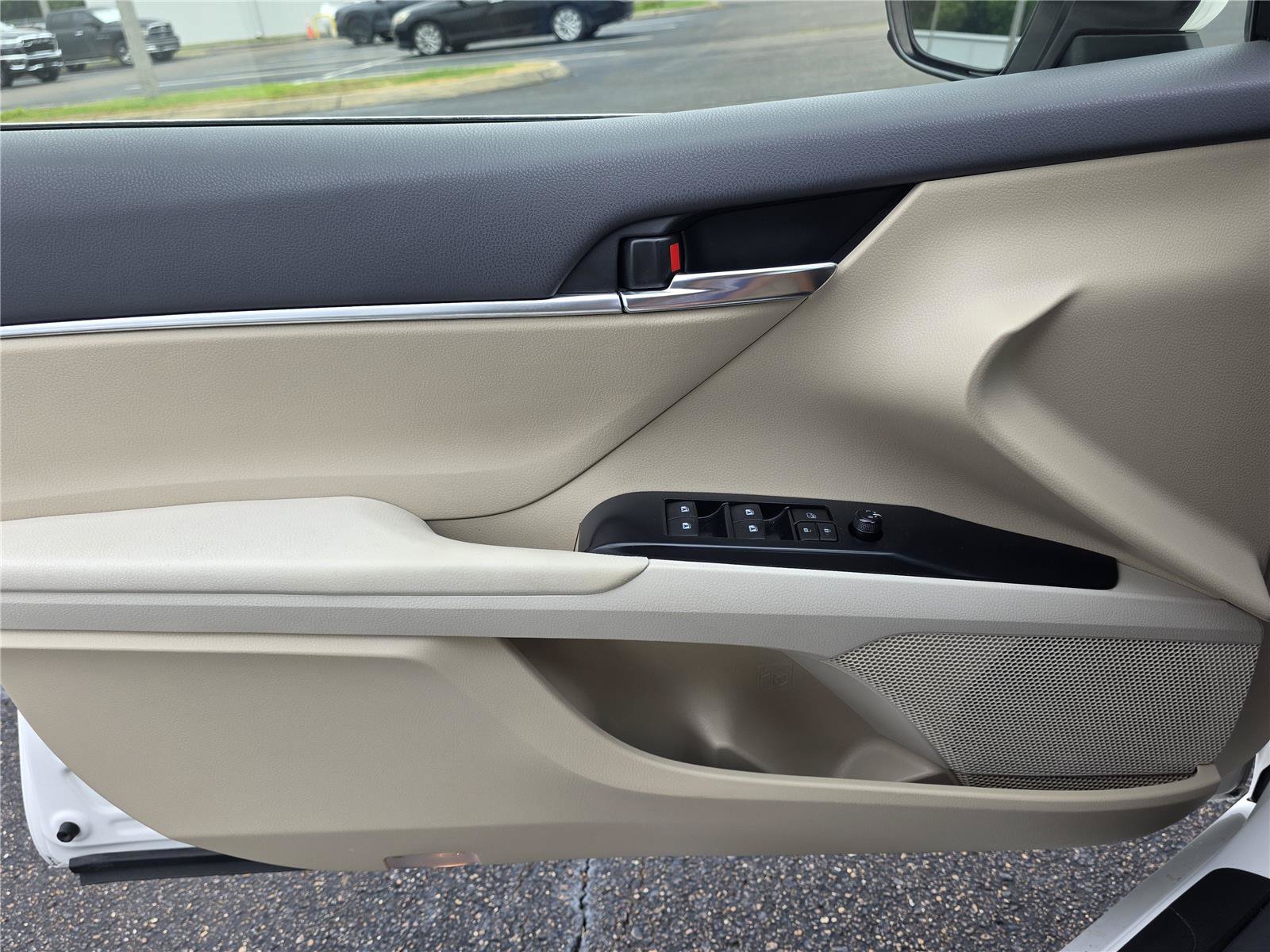Used 2018 Toyota Camry LE FWD image 12