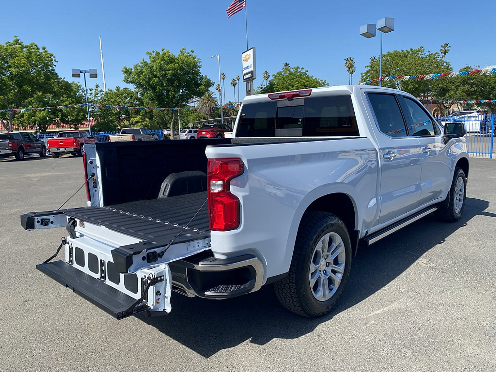 New 2026 Chevrolet Silverado 1500 LTZ w/ LTZ Premium Package AWD/4WD image 17