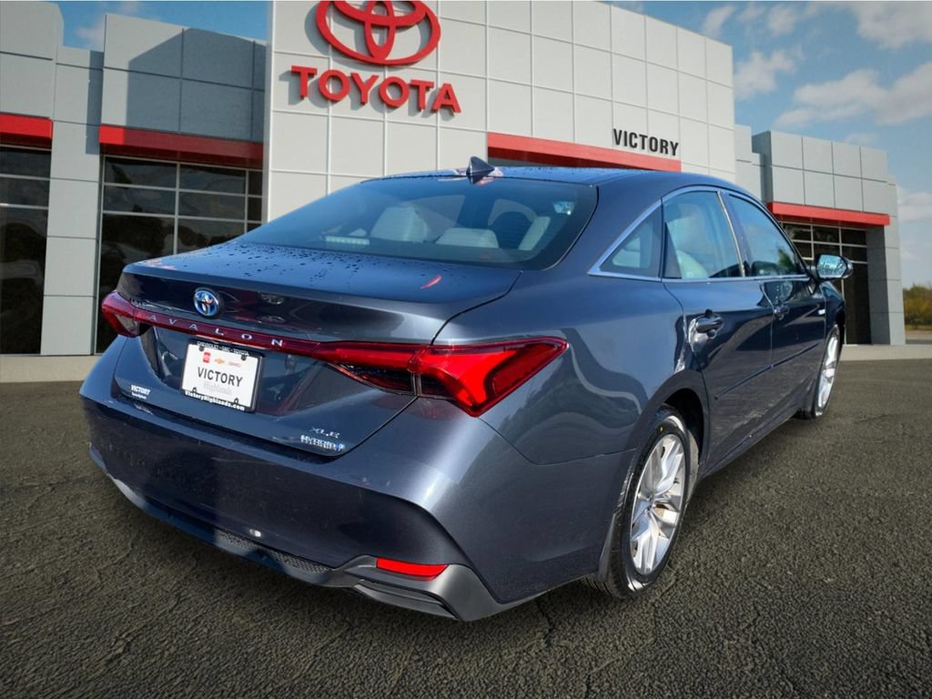 Used 2021 Toyota Avalon XLE w/ Moonroof Package FWD image 3