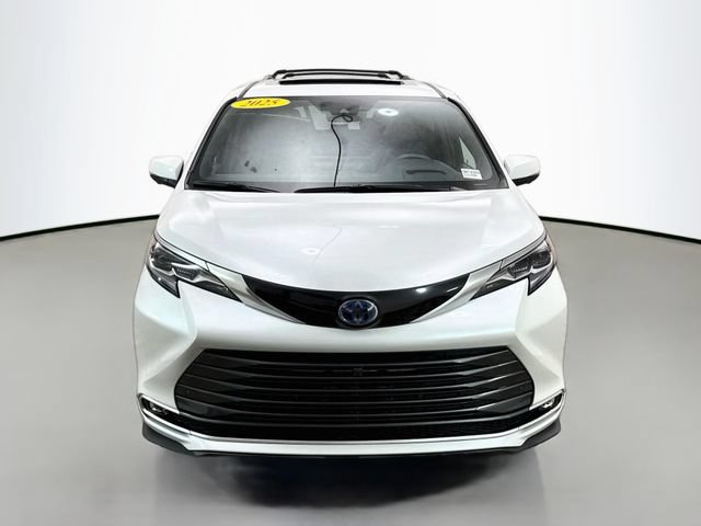 Used 2025 Toyota Sienna Platinum AWD/4WD image 2