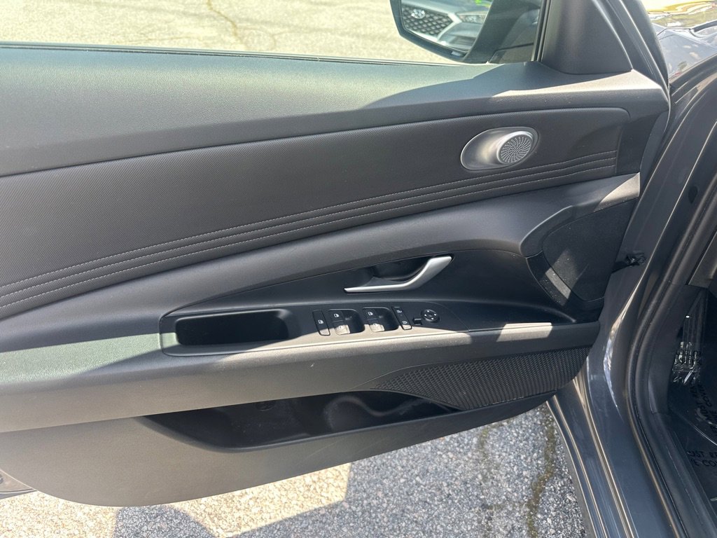 Used 2025 Hyundai Elantra SEL image 12