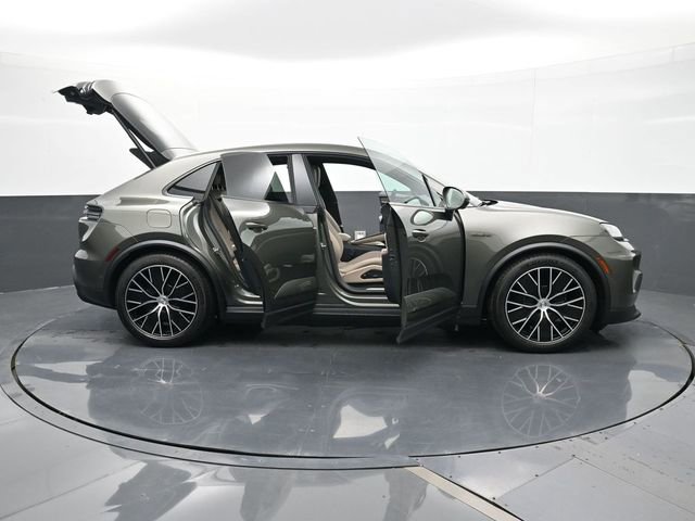 Certified 2025 Porsche Macan Electric RWD image 14