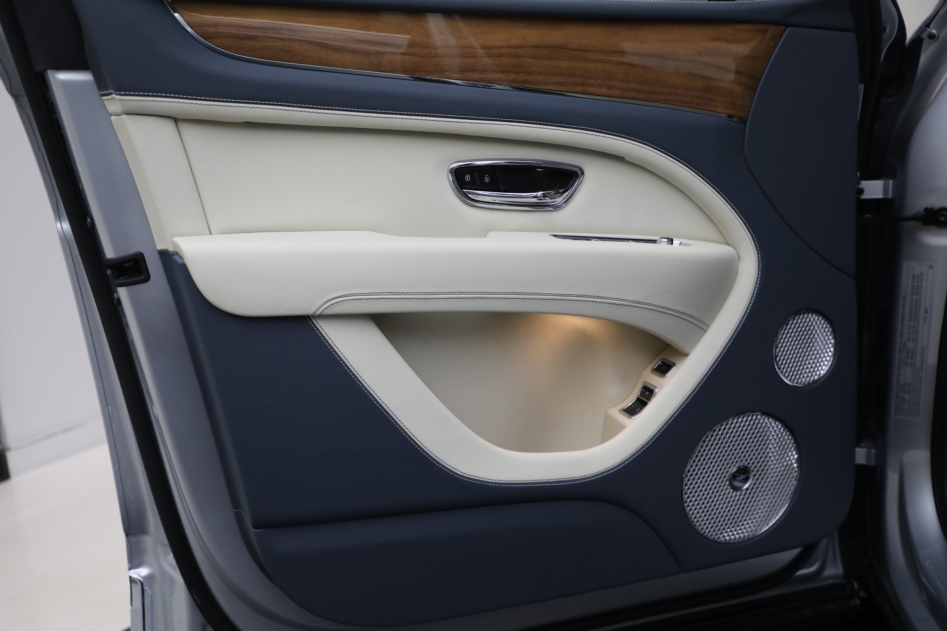 New 2025 Bentley Bentayga Extended Wheelbase image 14