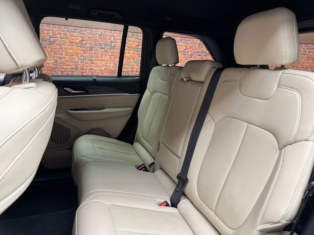 Used 2023 Jeep Grand Cherokee Limited w/ Luxury Tech Group II AWD/4WD image 25