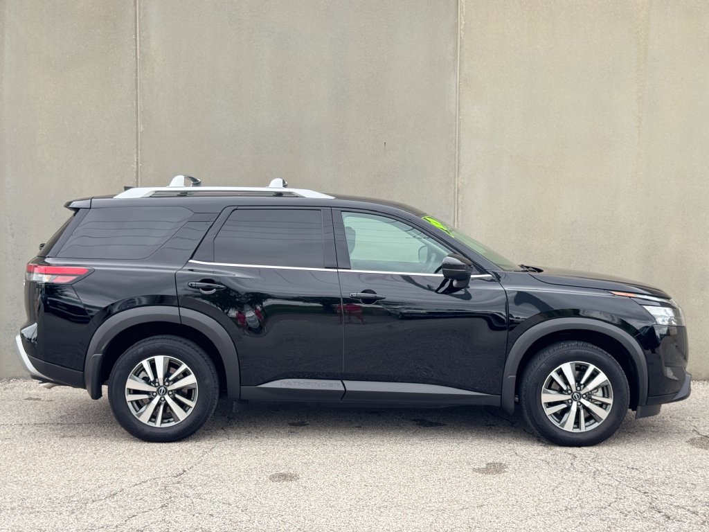 Used 2025 Nissan Pathfinder SL FWD image 3