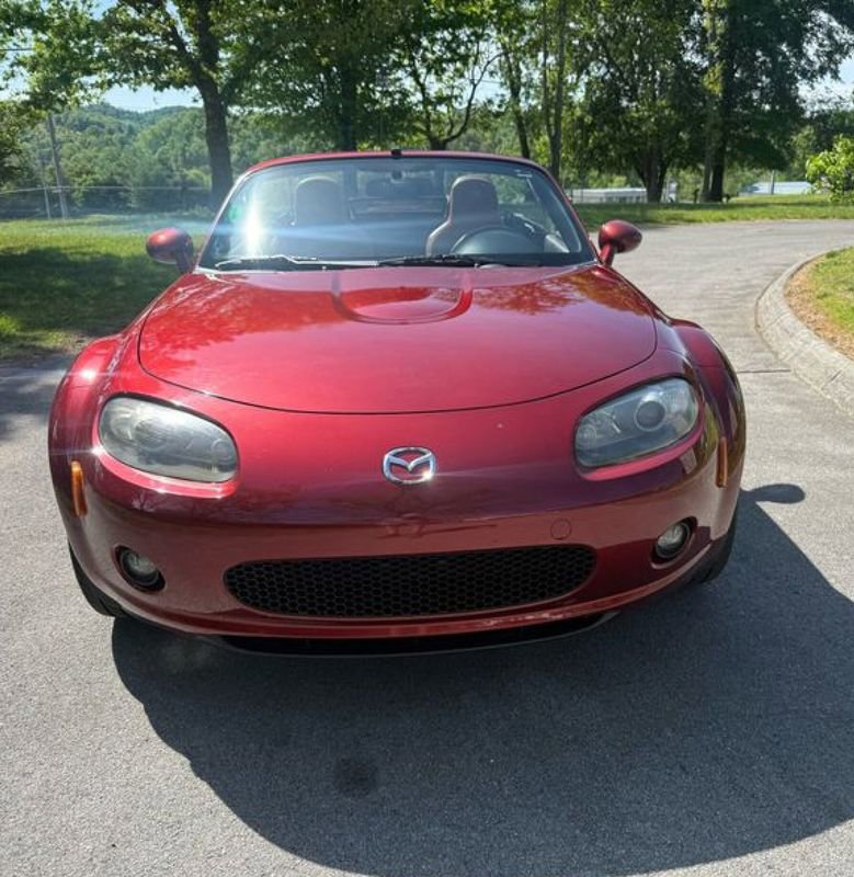 Used 2006 MAZDA MX-5 Miata Grand Touring w/ Premium Pkg RWD image 2