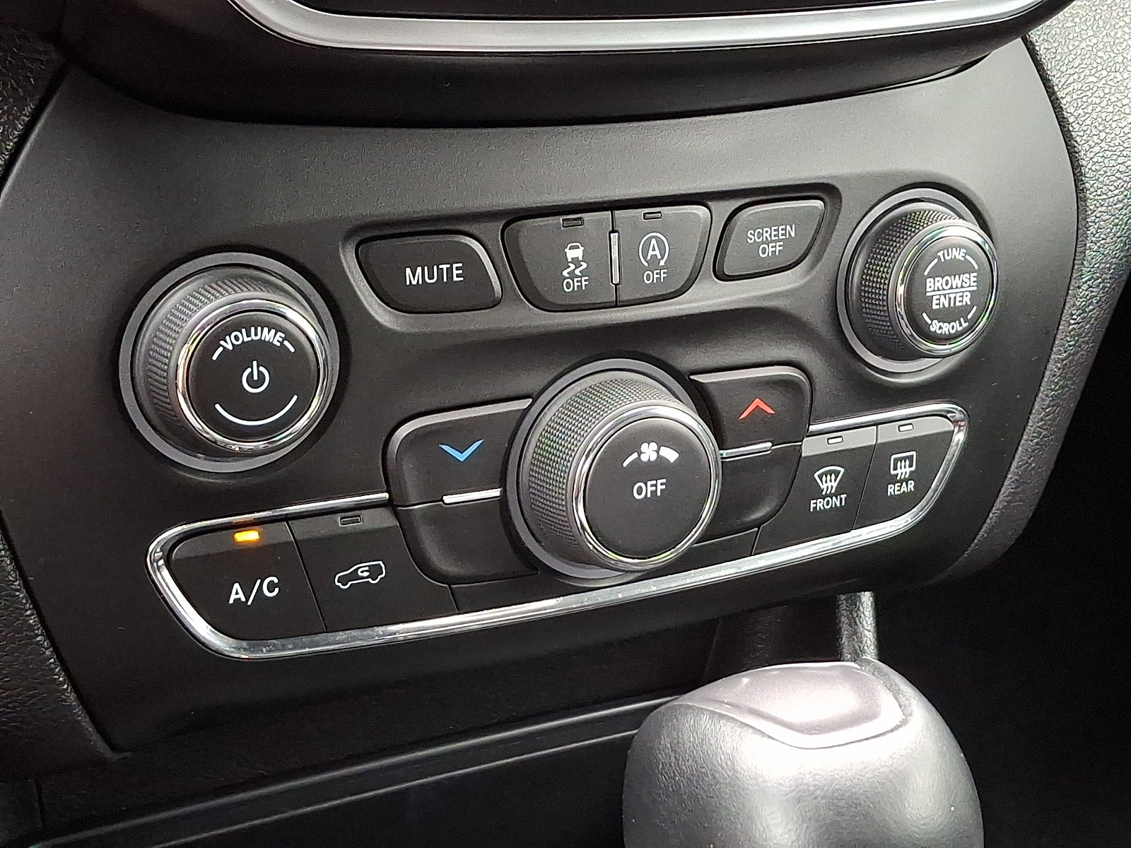 Certified 2020 Jeep Cherokee Latitude Plus w/ Cold Weather Group AWD/4WD image 16