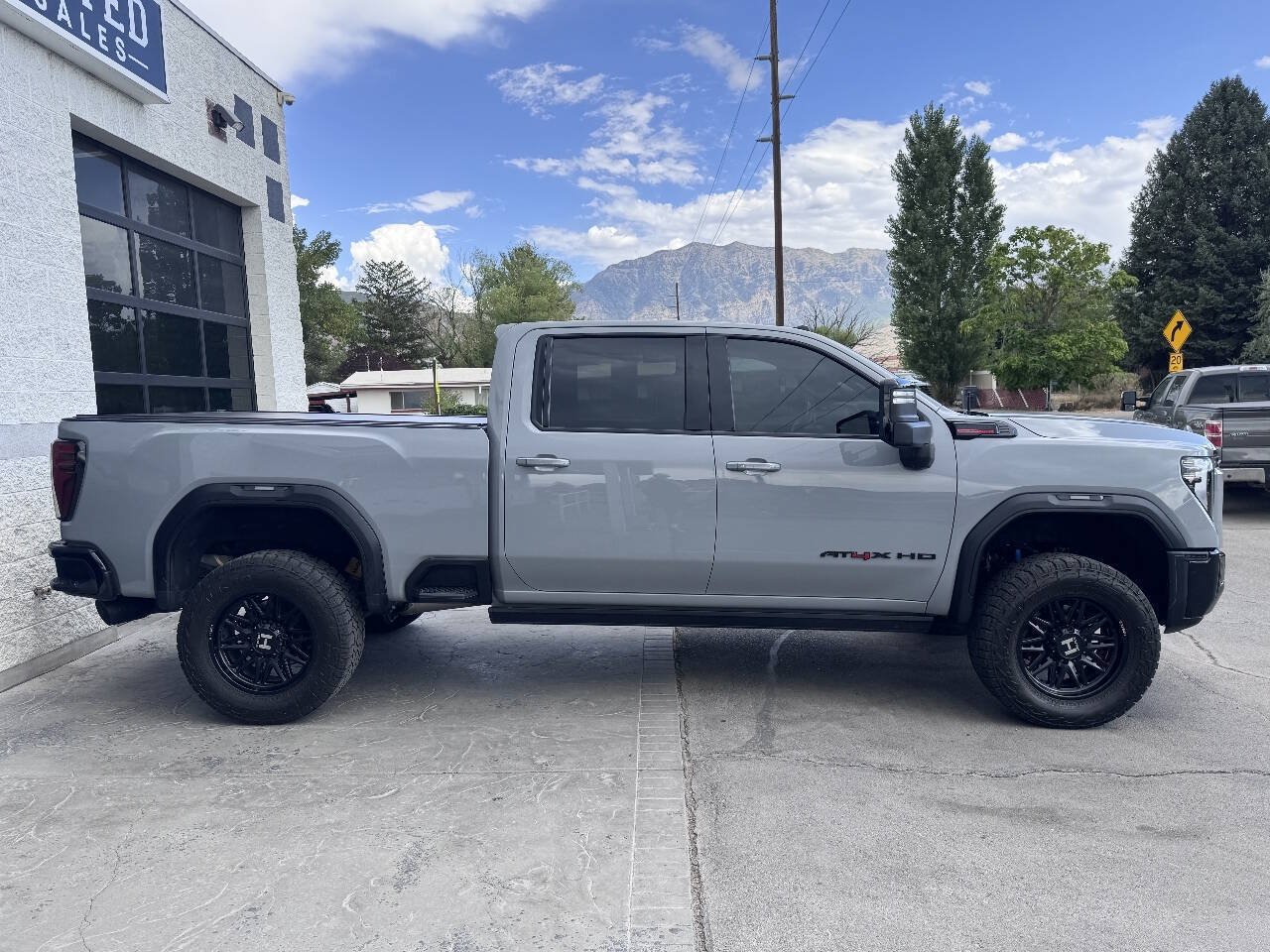 Used 2024 GMC Sierra 2500 AT4X AWD/4WD image 7